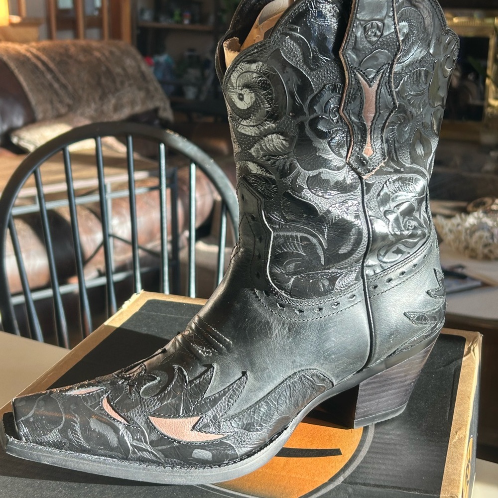 New in box women’s size 11 floral embossed d-toe western pull-on boots